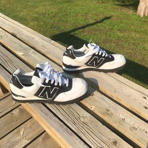 Men’s size 11 New Balance shoes.